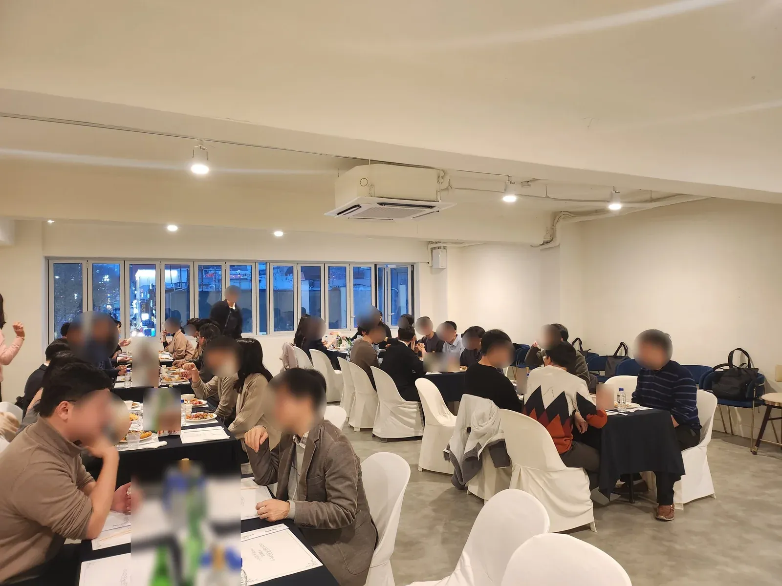 다과·케이터링이 세팅된 리셉션 테이블 — 쇼케이스 후 네트워킹 장면