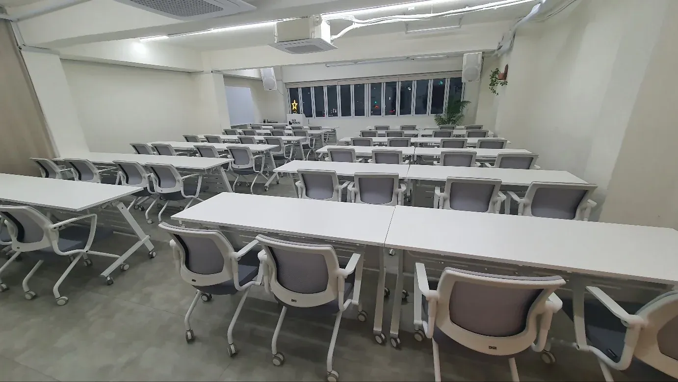 오전 강의식 세팅에서 오후 조별 세팅으로 전환된 홀 비교