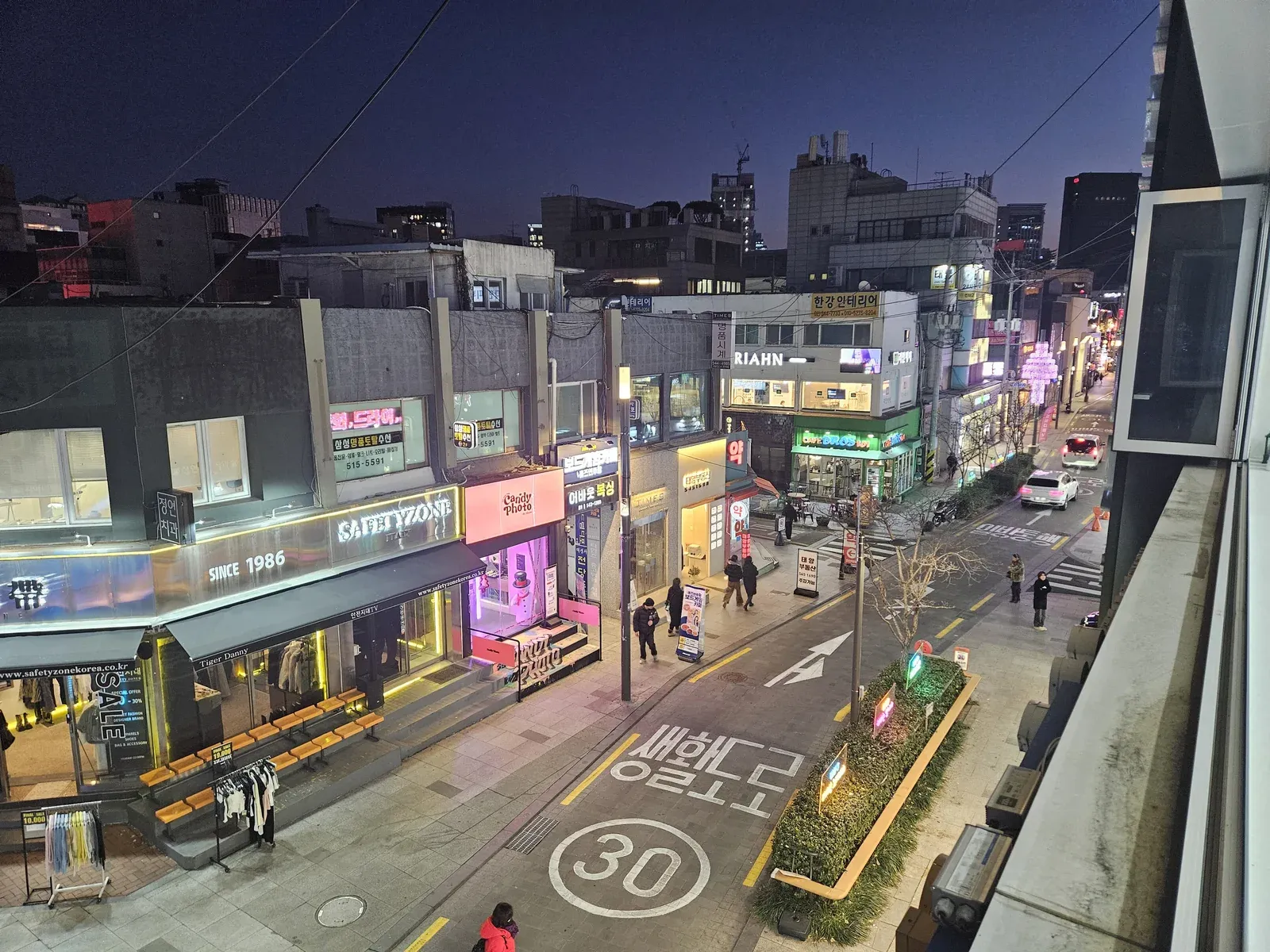 초단초점 빔프로젝터 화면이 스크린 전면에 선명하게 투사된 장면