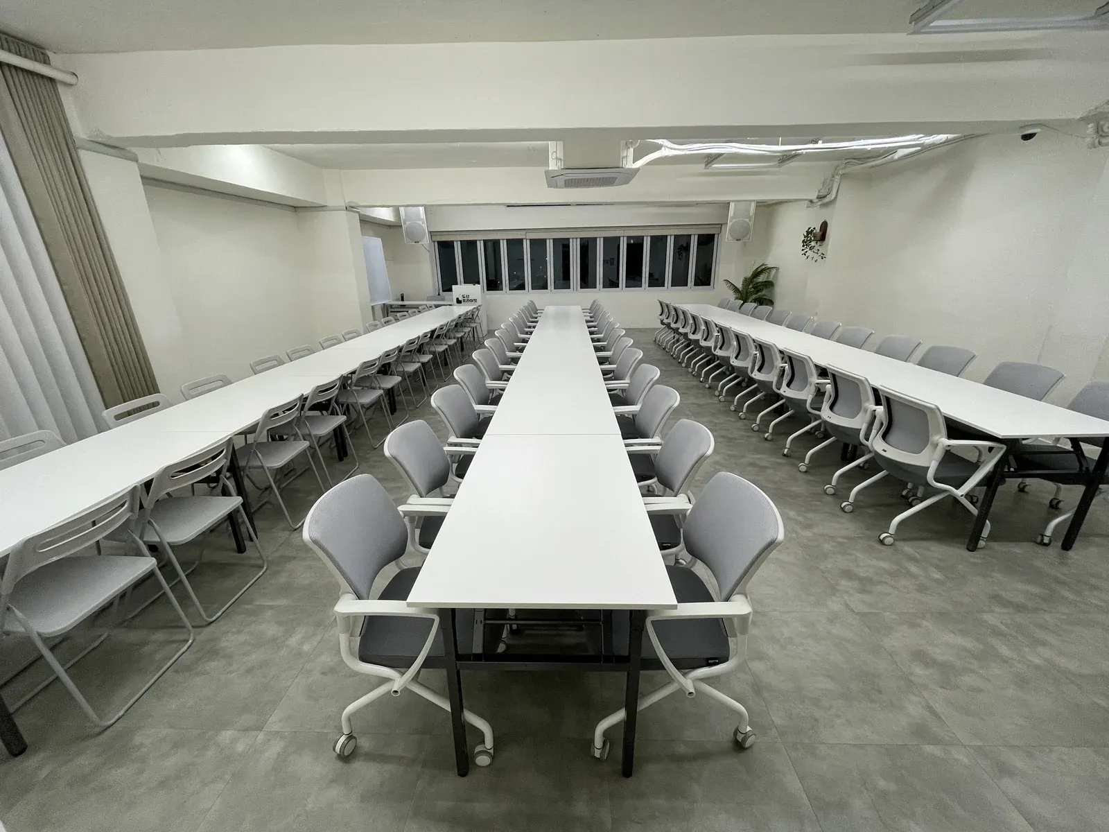 조별 테이블 세팅 상태의 메인홀 전경, 빔프로젝터 2면 점등