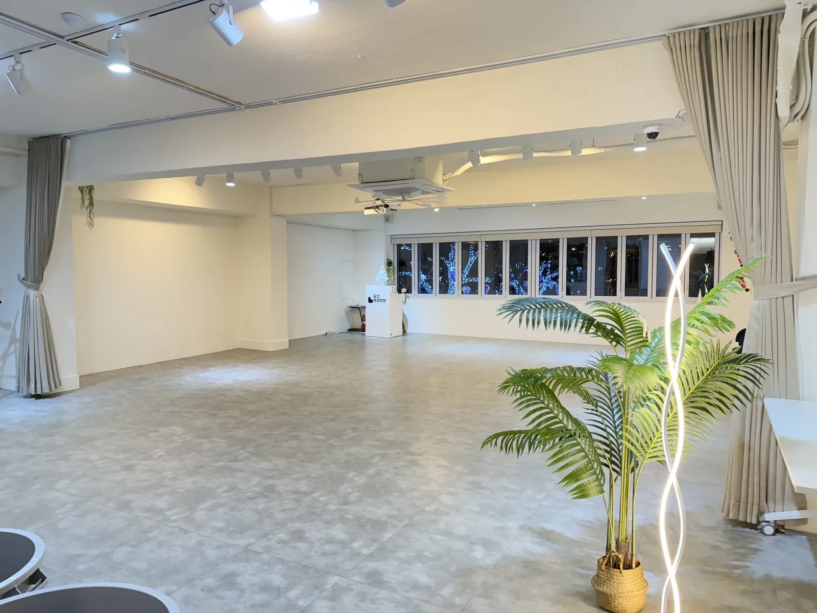 도산프라이빗 메인홀 전경 — 의자만 세팅한 대규모 행사 준비 장면