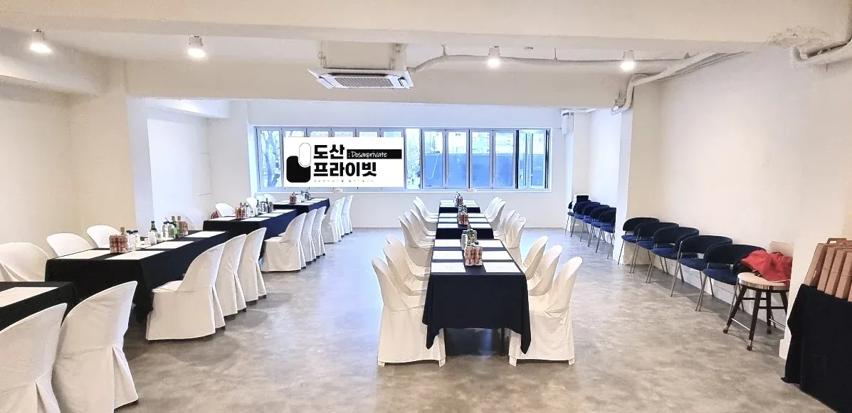 조별 테이블마다 세팅된 주류와 안주 — 회식 분위기