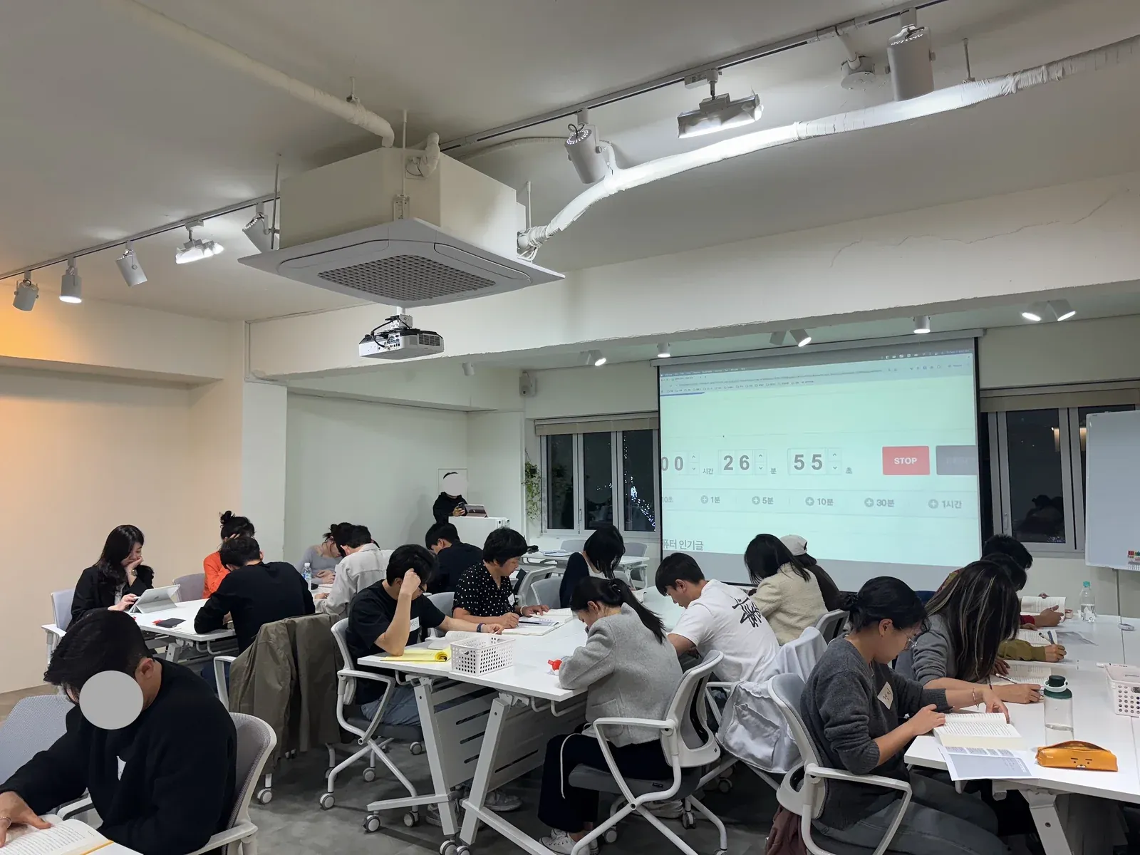 라운지에서 휴식·네트워킹하는 모습